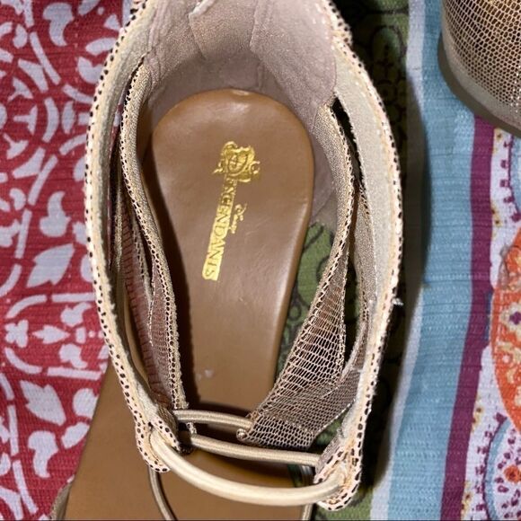 New disney descendants gold gladiator sandals Sz 9 - Picture 6 of 6